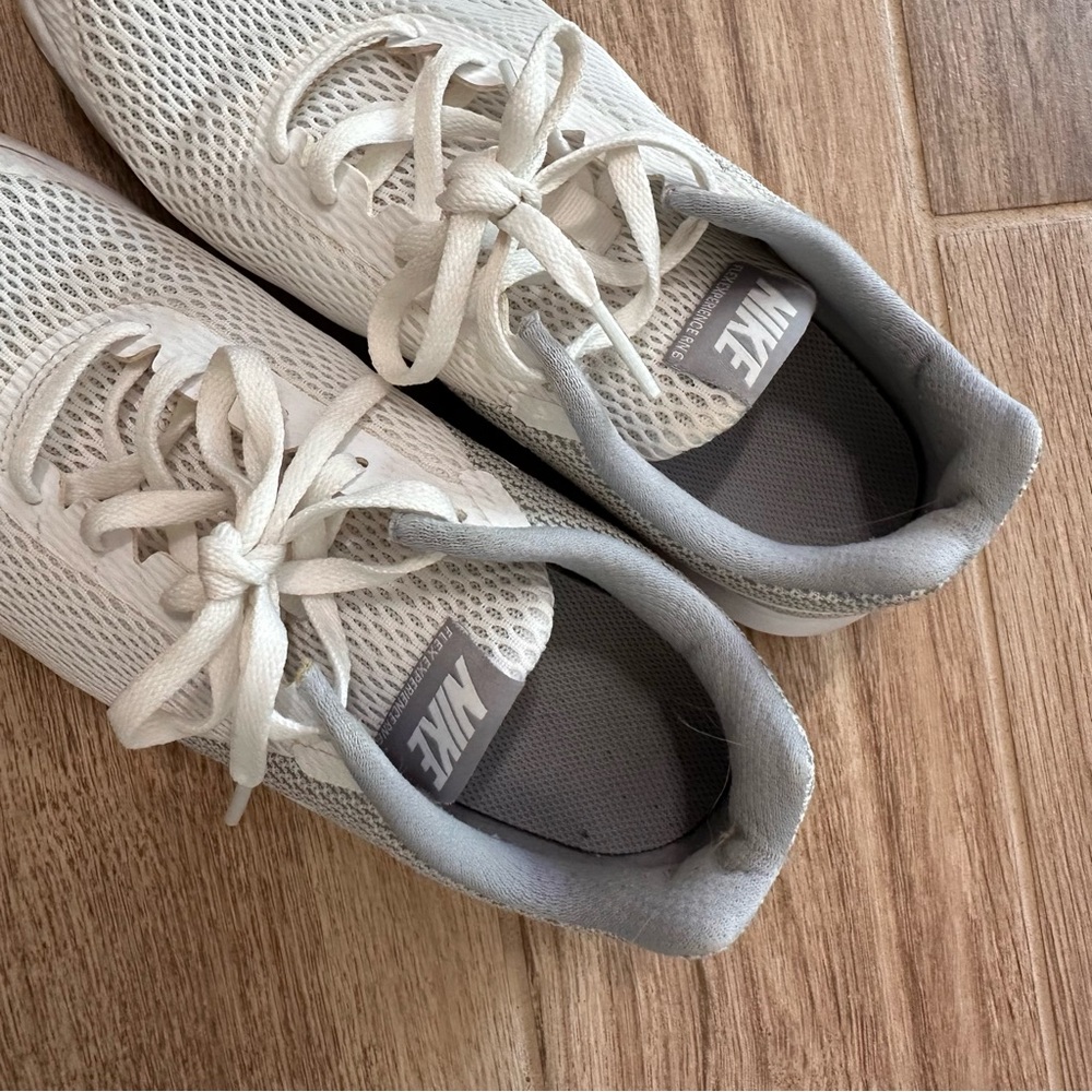 Nike Women’s Flex Experience White and Gray Running Shoes Sneakers Size 9 - Picture 3 of 9